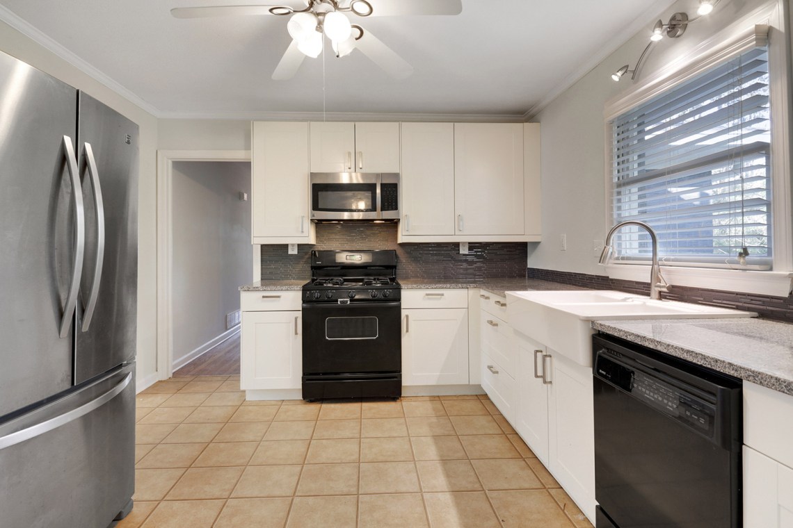 1442-kitchen-from-eat_in-area-2