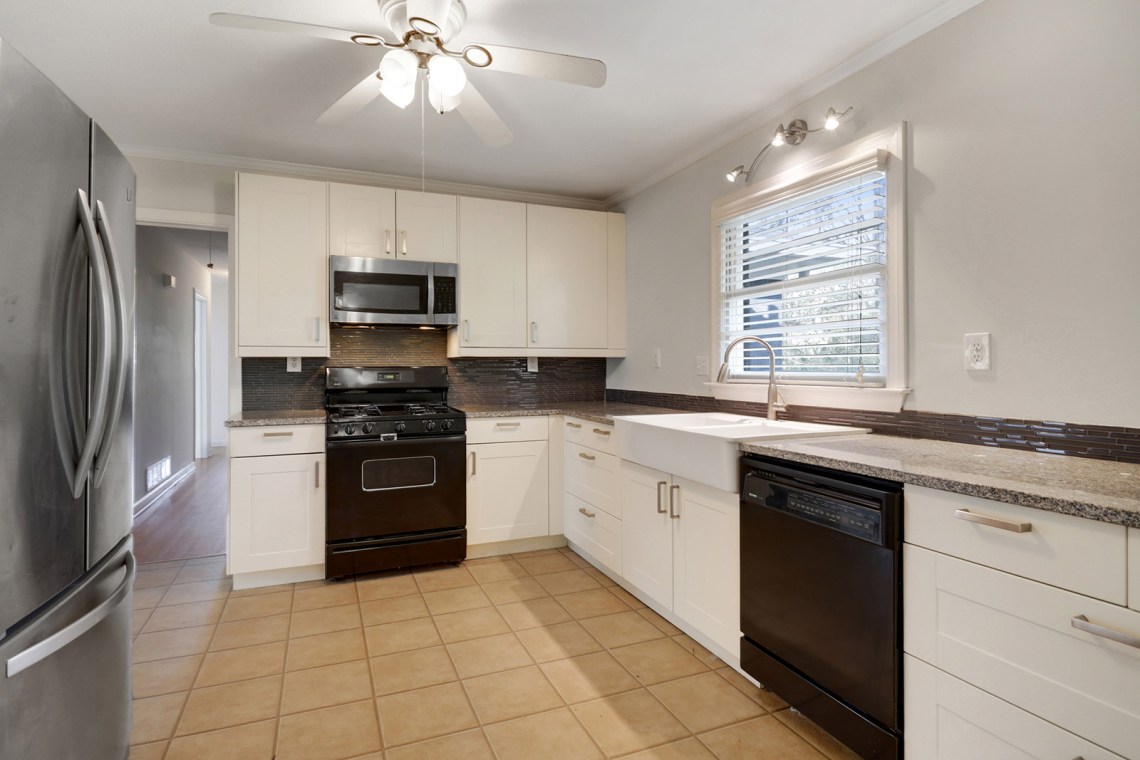 1442-kitchen-from-eat_in-area