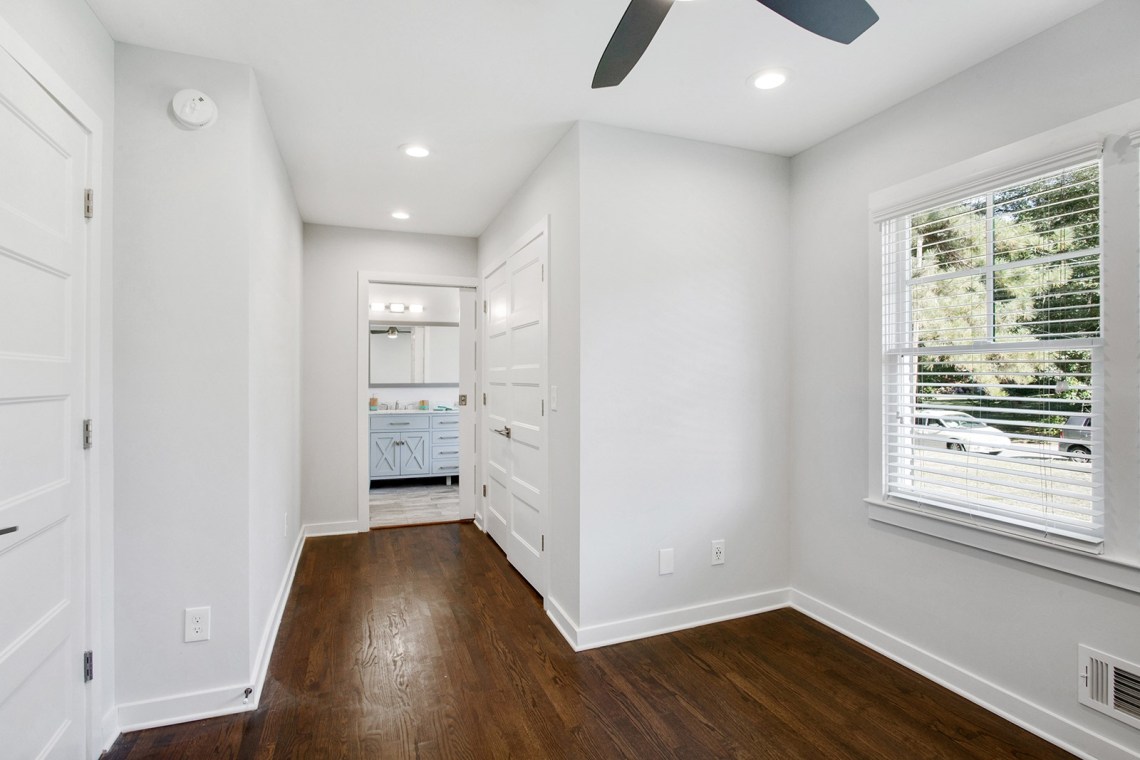 20 bedroom right with view to bathroom